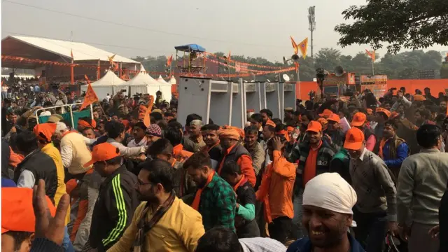 सभा सुरू असतानाच गेट नंबर दोनवर काहीकाळ गोंधळांची स्थिती निर्माण झाली