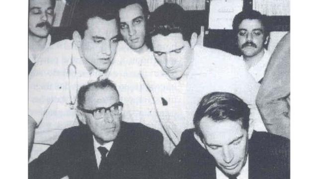 Médicos brasileiros da equipeapostar na mega sena pelo aplicativo da caixaEuriclydes Zerbini com Christian Barnard