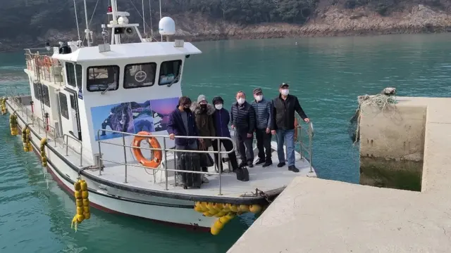 신안군 흑산 영상도 주민들이 투표를 하기 위해 흑산도 본도로 나오고 있다