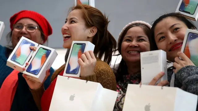 ఐఫోన్లతో అమ్మాయిలు