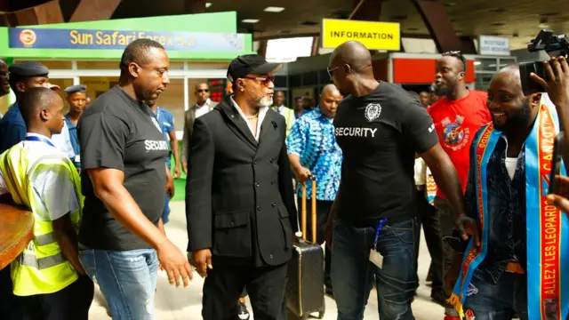 Koffi Olomide (hagati) ashitse ku kibuga ca Bujumbura