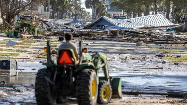 Radnik uklanja ruševine koje su ostale iza uragana Helena na Floridi
