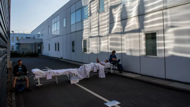 صلح سبز ورودی کارخانه فولکس در انگستان را با تخت‌های بیمارستان بستند