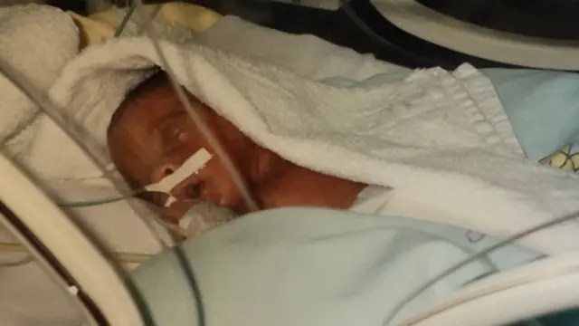 Maddy de bebé en el hospital.