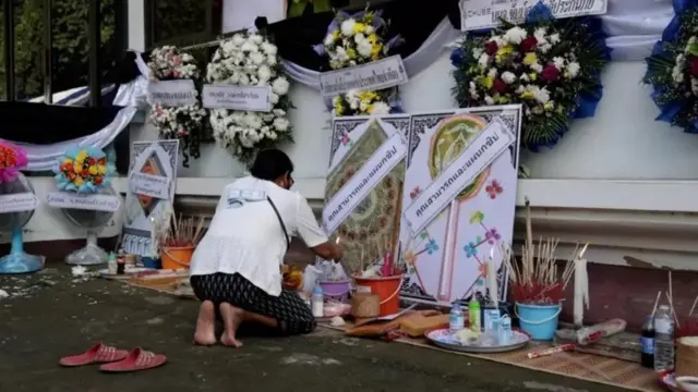 พวงพัน ปัดโคทานัง จุดธูปเคารพศพหลานรัก