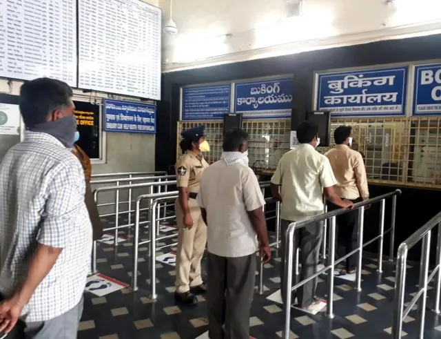 తుని రైల్వే స్టేషన్లో సామాజిక దూరం ఏర్పాట్లు చేసి, వాటిని ప్రభుత్వ, పోలీసు అధికారుల సమక్షంలో రైల్వే అధికారులు పరిశీలించారు