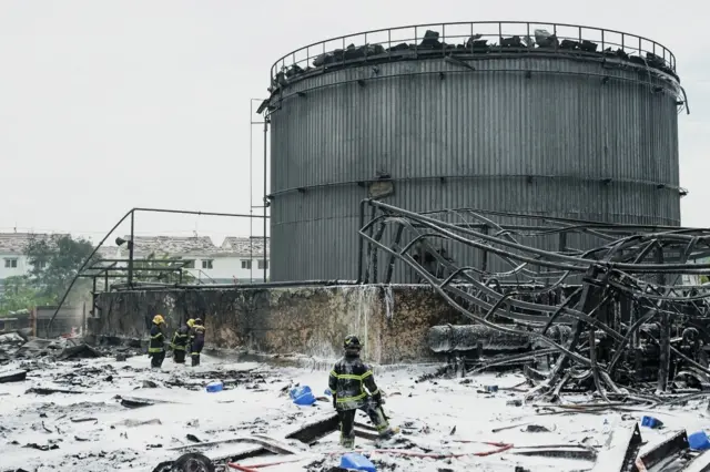 ถังบรรจุสารเคมีในโรงงานที่ไฟไหม้
