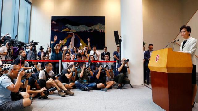 林郑月娥坚持拒绝正式撤回《逃犯条例》修订，也拒绝成立独立委员会调查事件。
