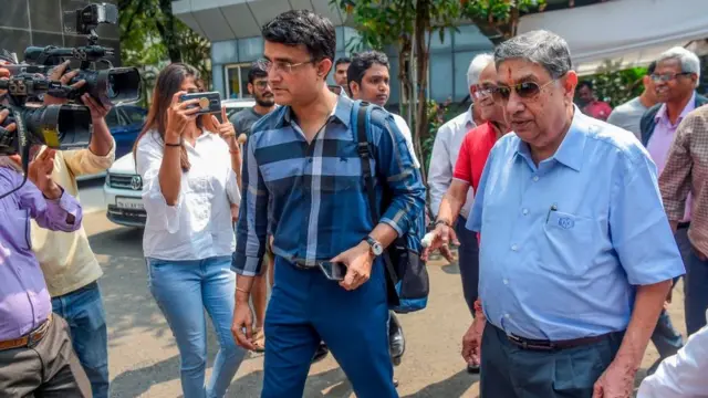 মনোনয়ন জমা দিয়ে বেরিয়ে আসছেন সৌরভ। সঙ্গে সাবেক বোর্ড প্রেসিডেন্ট এন শ্রীনিবাসন