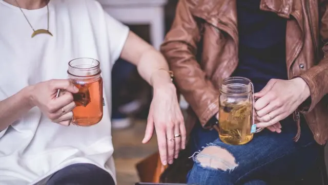 Дівчини з чаєм