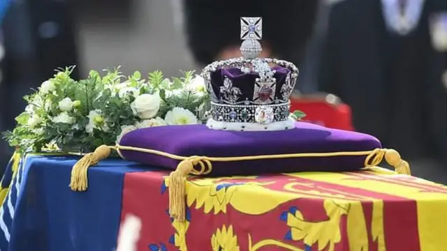 রানির শবাধারের ওপর মুকুট ও পুষ্পস্তবক