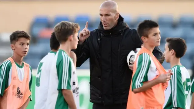 فٹبالر زیڈان بچوں کے ساتھ