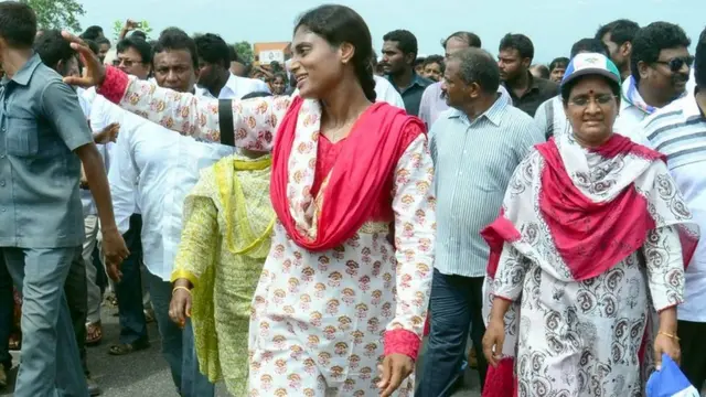 పాదయాత్రలో వైఎస్ షర్మిల