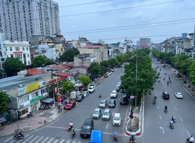 Từ tàu nhìn xuống thành phố Hà Nội