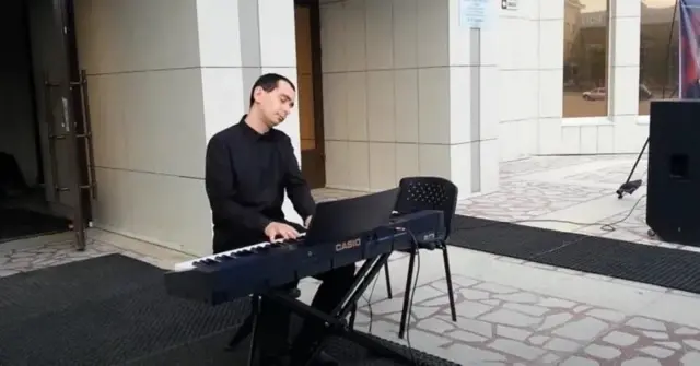 Kushnir donne un concert de rue à Kurgan en 2020