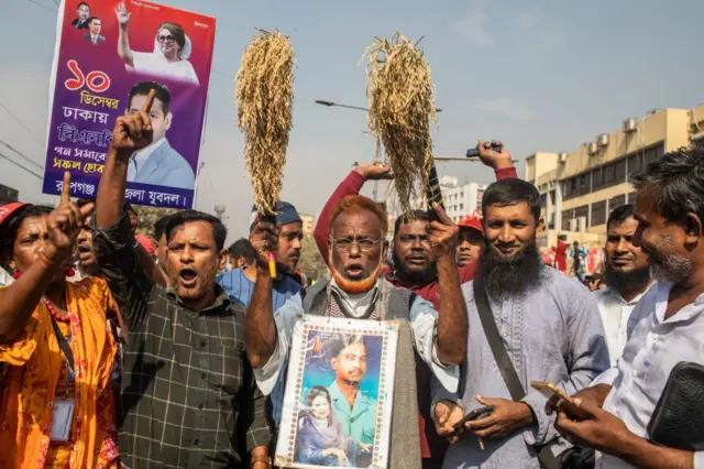 বিভিন্ন সভা সমাবেশসহ দলীয় কর্মসূচিতে ধানের শীষ প্রতীক নিয়ে বিএনপি নেতাকর্মীদের অংশ নিতে দেখা যায়
