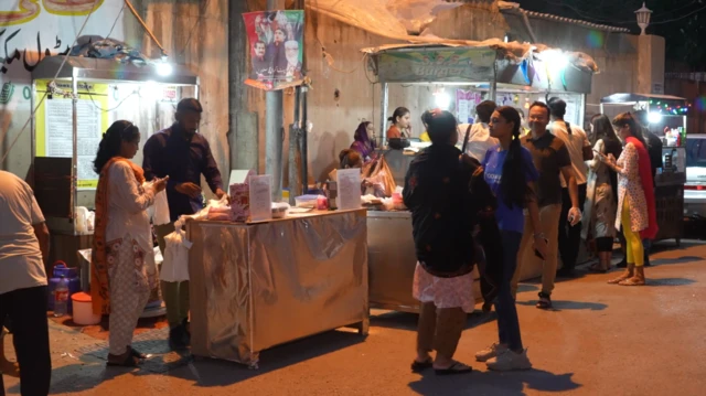 பாகிஸ்தானின் கராச்சியில் இந்து பெண்களால் நடத்தப்படும் பிரபலமான உணவகங்கள்!