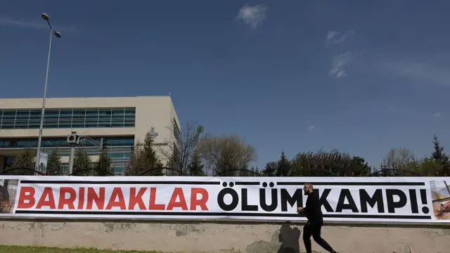 Göstericiler, 7 Mayıs 2025 tarihinde Ankara'da Hayvanları Koruma Kanunu'nun iptali için yapılan duruşma sırasında AYM binası önünde sloganlar attı.