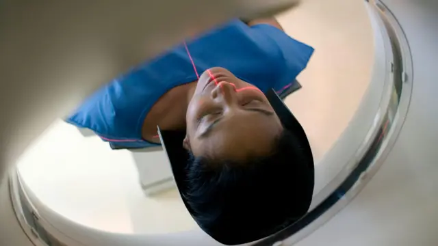Mulher jovem passando por exame de escaneamento