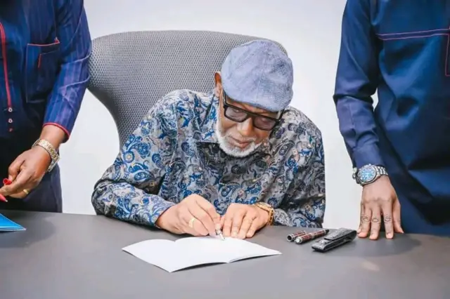 Akeredolu n fọwọ si iwe ofin idasilẹ awọn ẹkun ijọba ibilẹ mẹtalelọgbọn tuntun ni ipinlẹ Ondo ni oṣu kẹsan an ọdun 2023. Eyi ni ofin to fi ọwọ si gbẹyin gẹgẹ bii gomina ipinlẹ Ondo.
