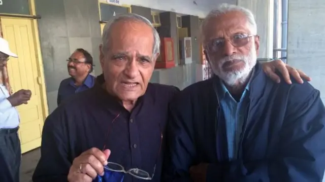 हिंदी समीक्षक राजेंद्र मिश्र यांच्यासोबत ज्ञानरंजन