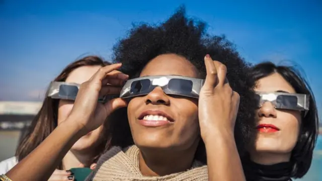 مشاهدة كسوف الشمس