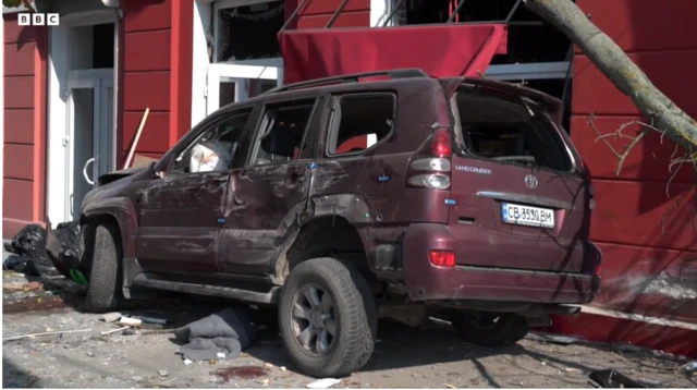 হামলায় ক্ষতিগ্রস্ত গাড়ি।