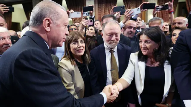 Cumhurbaşkanı Recep Tayyip Erdoğan (solda), 1 Ekim 2025’te Ankara’da Türkiye Büyük Millet Meclisi’nin 28. Dönem 4. Yasama Yılı açılış oturumunda DEM Parti Van Milletvekili Pervin Buldan’la selamlaşırken. 