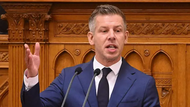 O primeiro-ministro da Hungria, Péter Magyar, de terno azul