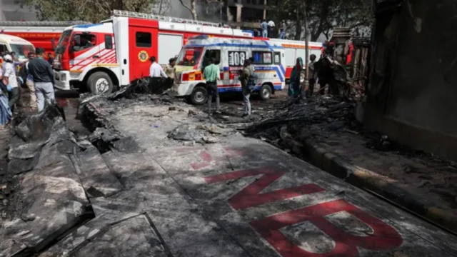구조대가 여객기 추락 현장에서 구조 작업을 벌이고 있다