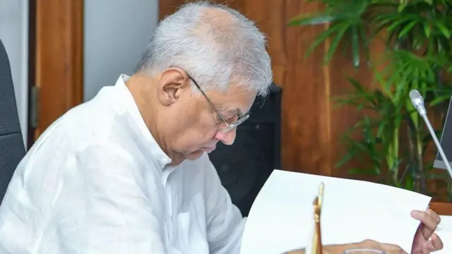 2024 මූල්‍ය වර්ෂය සඳහා වන විසර්ජන පනත් කෙටුම්පත අද (නොවැම්බර් 13 සඳුදා) මුදල් අමාත්‍යවරයා වශයෙන් ජනාධිපති රනිල් වික්‍රමසිංහ විසින් පාර්ලිමේන්තුවට ඉදිරිපත් කරනු ලැබීමට නියමිතය.