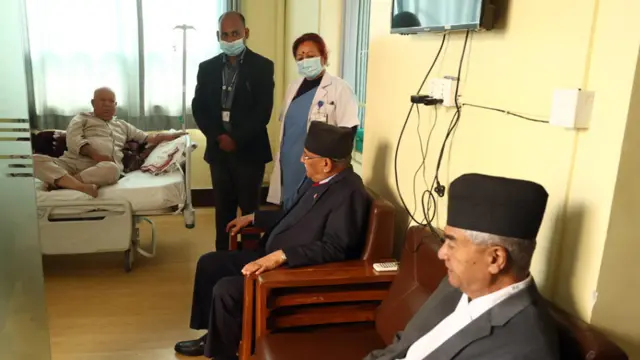 बिरामी भएर अस्पताल भर्ना भएका नेकपा समाजवादीका अध्यक्ष माधवकुमार नेपाललाई भेट्न पुगेका देउवा र प्रचण्ड। नेपाल अस्पतालबाट घर फर्किसकेका छन् 