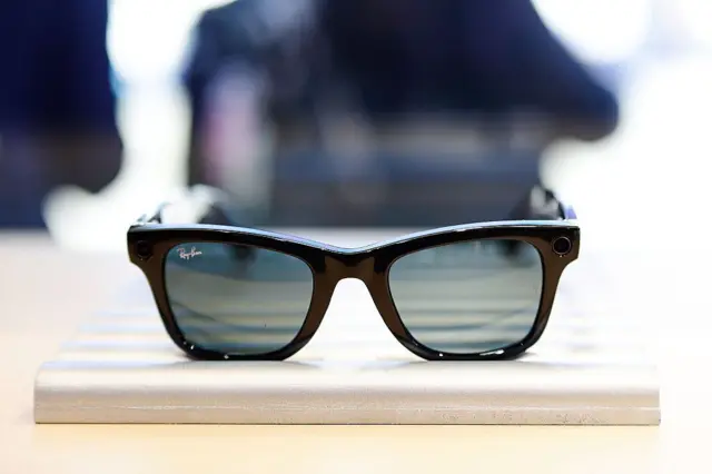 Las gafas de Meta: unas gafas oscuras de marco negro con dos lentes de cámara a los lados
