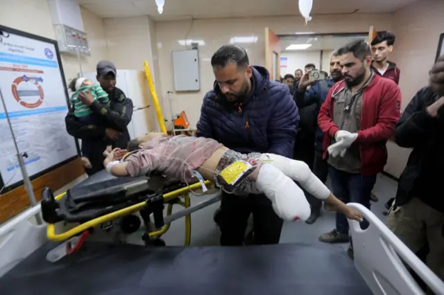 نقل فتاة فلسطينية مصابة إلى مستشفى شهداء الأقصى بعد غارة جوية إسرائيلية ضربت مخيم المغازي للاجئين في دير البلح في 9 يناير/كانون الثاني 2024