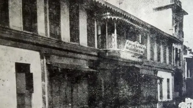 सुरतच्या महिधरपुरा भागातील जदाखाडी परिसरात असलेली 'दशालाड वणिकवाडी', जी ‘मोती बाग’ म्हणून ओळखली जात होती, येथे 1907 च्या अधिवेशनाच्या वेळी जहालमतवादी नेत्यांचा मुक्काम होता.