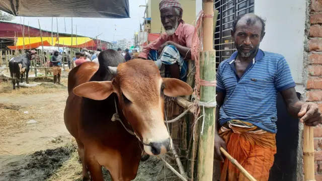 গাবতলী হাটে গরু বিক্রেতার অপেক্ষা 