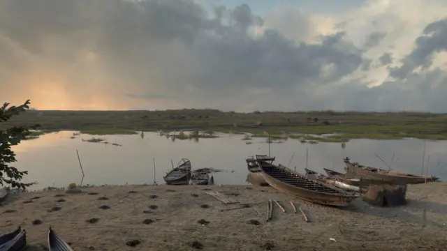 गंगा तट पर खड़ी नावें