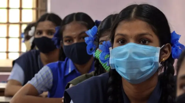 மாணவிகள்