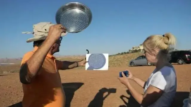 दा. कृ. सोमण अमेरिकेत चाळणीतून ग्रहणाची छाया पाहण्याचा प्रयोग करताना.