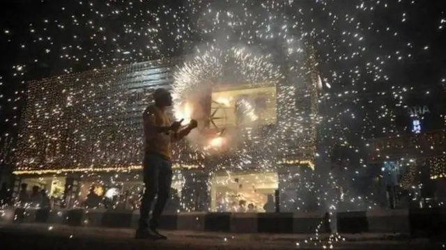 फटाक्यांची आतशबाजी