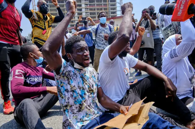 Wasu matasa a lokacin zanag-zangar EndSars a birnin Legas da ke Najeriya