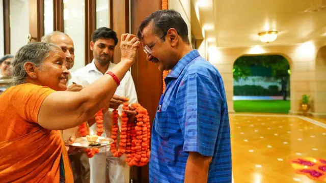 अरविंद केजरीवाल जेल से रिहा होकर अपने आवास पर पहुंचे