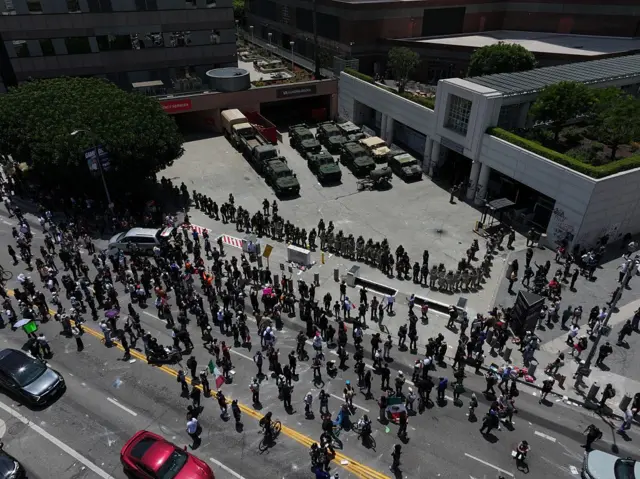 Quanh cảnh bên ngoài Trung tâm giam giữ Metropolitan ở Los Angeles, California, vào ngày 8/6