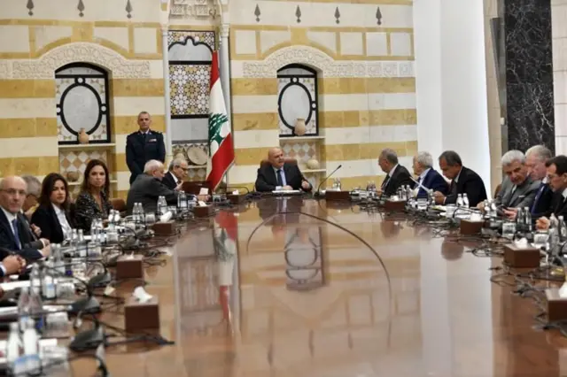 شهریور ماه گذشته کابینه لبنان در نشستی از طرح ارتش برای خلع سلاح حزب‌الله استقبال و اعلام کرد که ارتش اجرای آن را آغاز خواهد کرد‌؛  جلسه کابینه لبنان بدون حضور وزرای شیعه برگزار شد