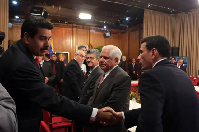 Maduro le da la mano a Capriles en 2014