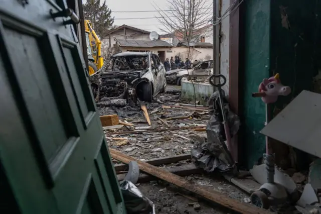 24 फेब्रुवारीला रशियाच्या युक्रेनवरील आक्रमणाला तीन वर्षे पूर्ण झाली. युक्रेनमधील युद्धाचं दृश्य.