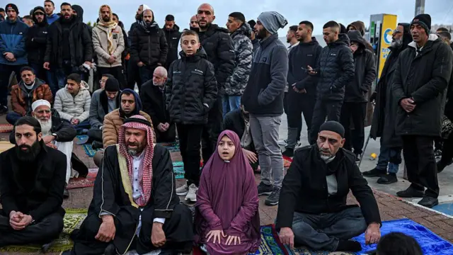 ஜெருசலேம் பழைய நகரத்தின் சுவர்களுக்கு வெளியே  தொழுகை நடத்திய முஸ்லிம்கள் 