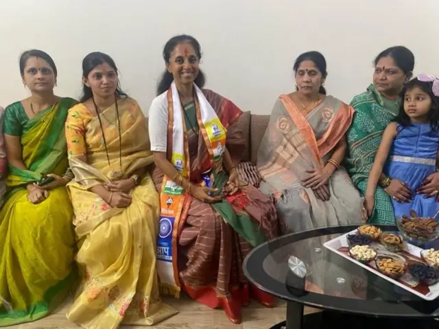 सुप्रिया सुळे त्यांच्या समर्थकांसह