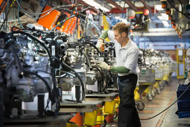 Trabajador en planta de automóviles