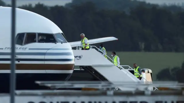 ኣብ ሓምለ 2022 ስደተኛታት ናብ ሩዋንዳ ክተግዕዝ ዝተዳለወት ነፋሪት፡ ሕጋውነት እቲ ውጥን ኣብ ሕቶ ብምእታዉ ጉዕዞኣ ተሰሪዙ'ዩ